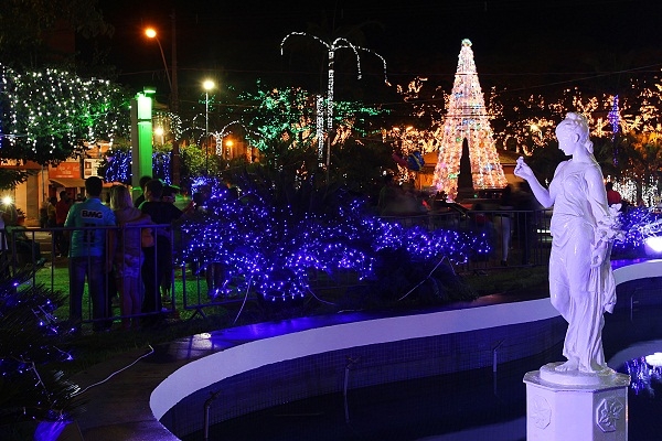 Decoração de Natal tem árvore artificial, com 18 m de altura, na Praça Nossa Senhora da Conceição
